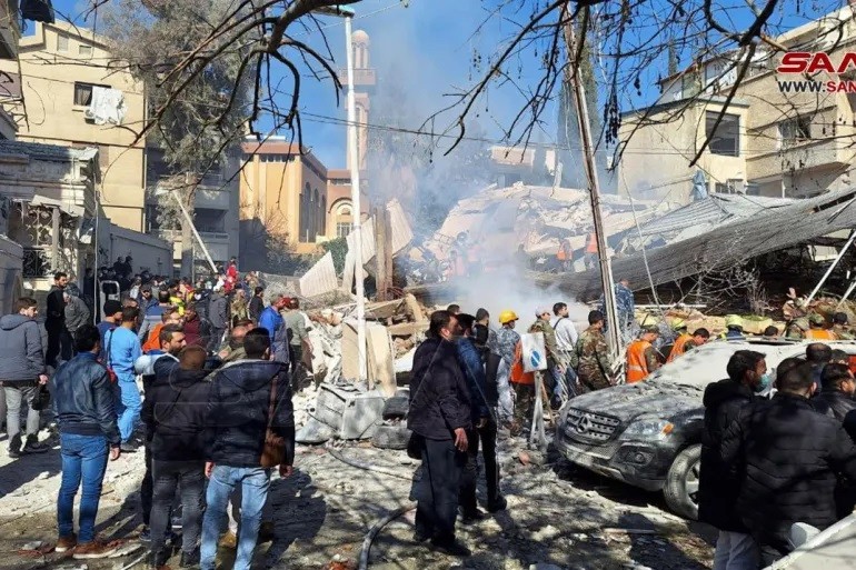 Người dân kiểm tra thiệt hại tại địa điểm xảy ra vụ tấn công ở Damascus. (Ảnh: SANA)