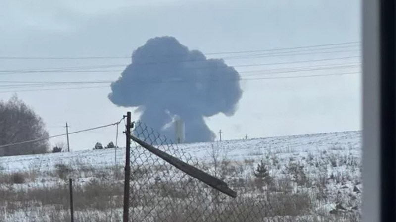 Cột khói bốc lên tại nơi máy bay Il-76 rơi ở vùng Belgorod.