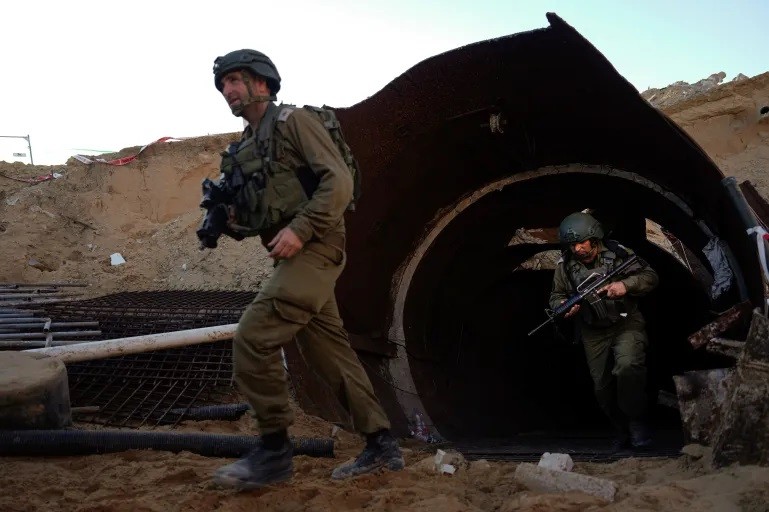 Binh sĩ Israel thoát ra khỏi một đường hầm mà họ cho rằng Hamas đã sử dụng để tấn công cửa khẩu Beit Hanoon (Erez) ở phía bắc Dải Gaza, ngày 15/12/2023