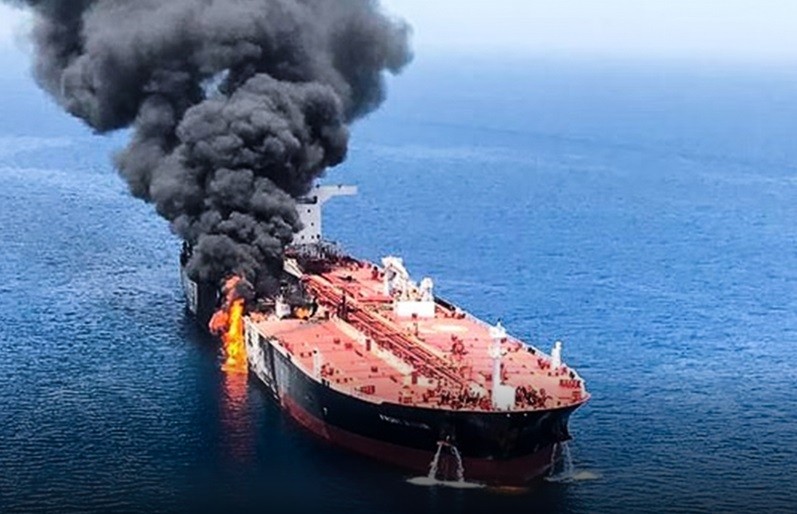 Một tàu bị Houthi tấn công cháy trên Biển Đỏ. (Ảnh: Salam Watandar)