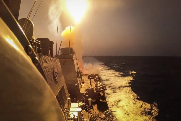 Một tàu Hải quân Hoa Kỳ ở Biển Đỏ (Ảnh: Aaron Lau/AFP)