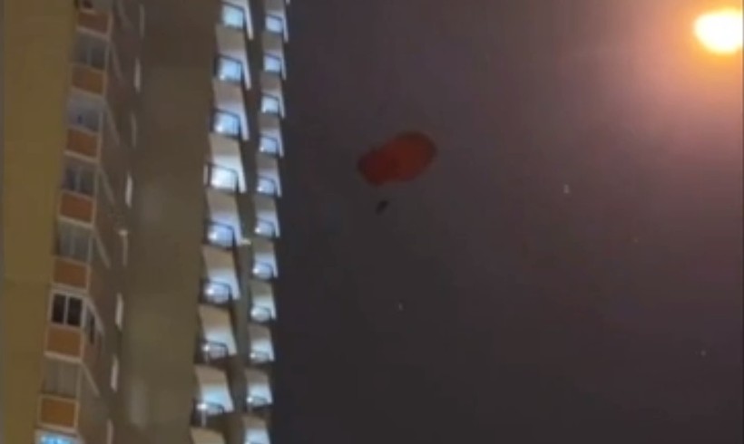 Video người nhảy dù từ tòa nhà cao tầng bị cảnh sát truy nã