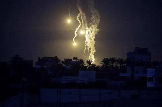 Pháo sáng của Israel chiếu sáng bầu trời Thành phố Gaza ở phía bắc Dải Gaza, ngày 20/1 (Ảnh: Mohammed Sabre/EPA)