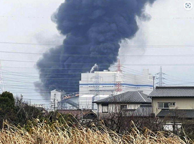 Khói bốc lên sau vụ nổ từ nhà máy nhiệt điện ở Aichi.