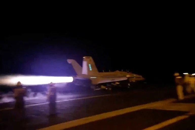 Một máy bay Mỹ cất cánh để tiến hành các cuộc không kích nhằm vào các mục tiêu quân sự ở Trung Đông (Ảnh: Bộ Tư lệnh Trung ương Mỹ/ Reuters)