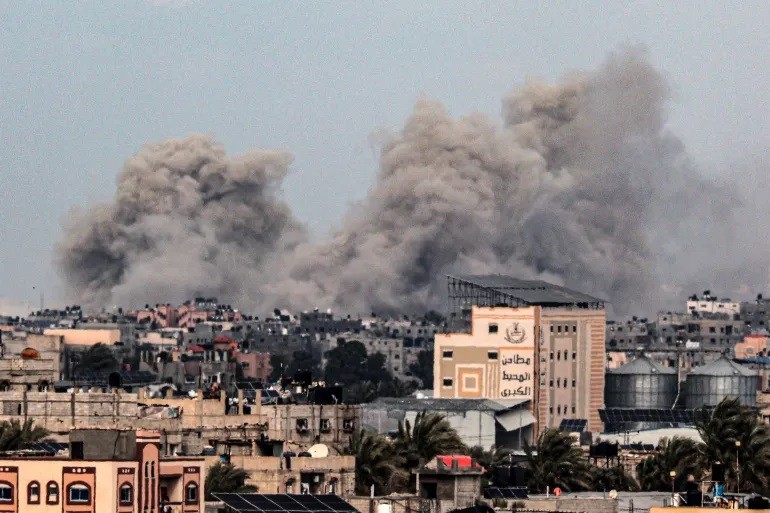 Khói bốc lên trên các tòa nhà ở Khan Younis ở phía xa, sau vụ bắn phá của Israel vào ngày 5/2 (Ảnh: Said Khatib/AFP)