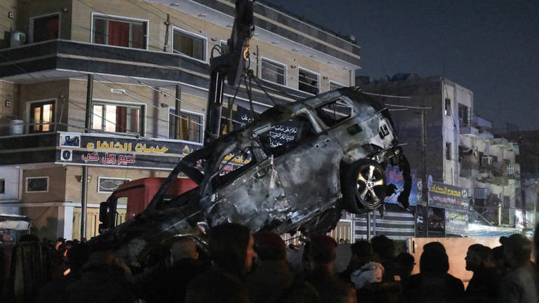 Chiếc xe bị trúng đòn tấn công bằng UAV của Mỹ, được cho là đã làm chết thủ lĩnh của Kataib Hezbollah ở Baghdad, Iraq vào ngày 7/2/2024. (Ảnh: MURTAJA LATEEF / AFP)