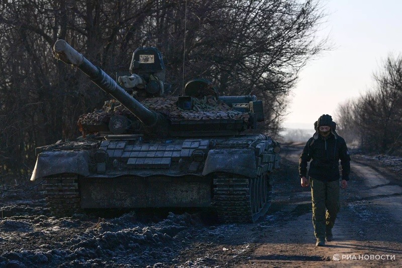 Binh sĩ Nga và xe tăng T-80.