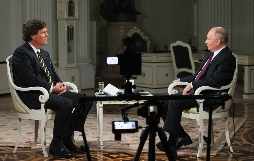 Nhà báo Mỹ Tucker Carlson và Tổng thống Nga Vladimir Putin.
