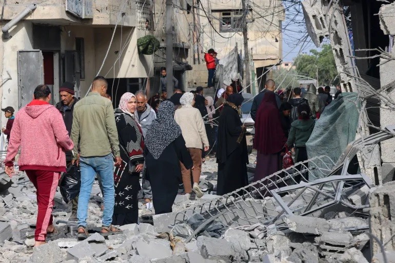Người dân kiểm tra thiệt hại do vụ pháo kích của Israel ở Rafah, phía nam Dải Gaza (Ảnh: Said Khatib/AFP)