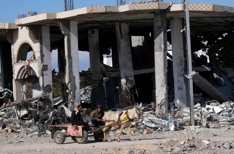 Khu cảnh sau cuộc ném bom của Israel vào phố Salah al-Din ở trại tị nạn Maghazi, trung tâm Dải Gaza [Ảnh: Adel Hana/AP]