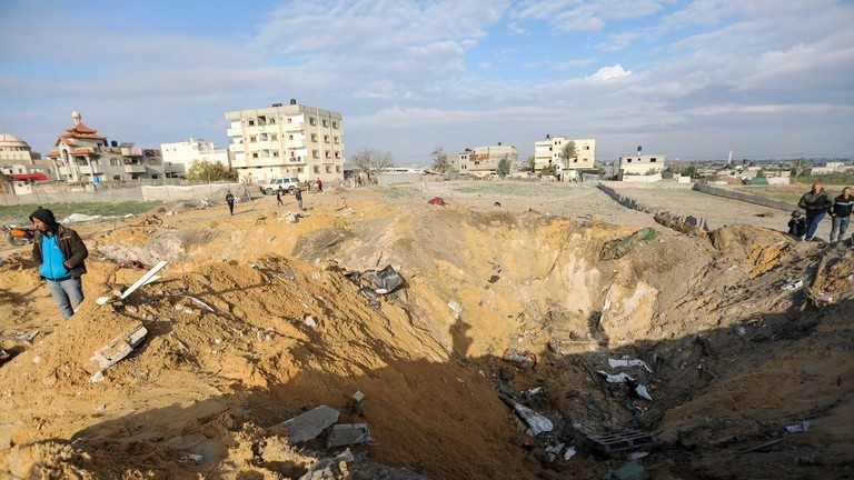 Hậu quả của cuộc không kích từ Israel ở Rafah (Ảnh: Getty Images / Ahmad Hasaballah)