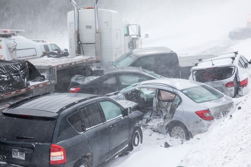 Video tai nạn liên hoàn của hơn 100 ô tô trên đường cao tốc phủ tuyết