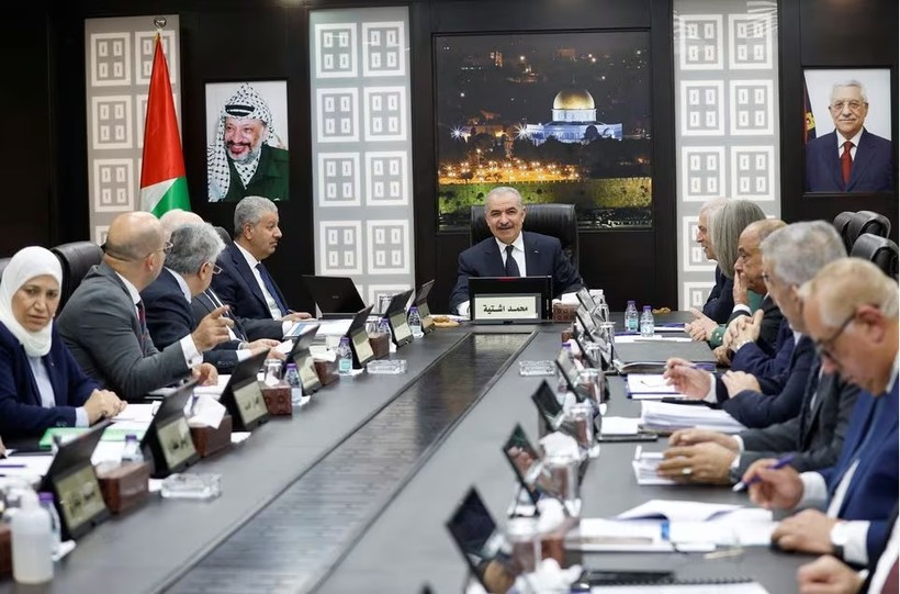 Thủ tướng Palestine Mohammad Shtayyeh triệu tập cuộc họp nội các ở Ramallah, Bờ Tây, ngày 26/2 (Ảnh: REUTERS)