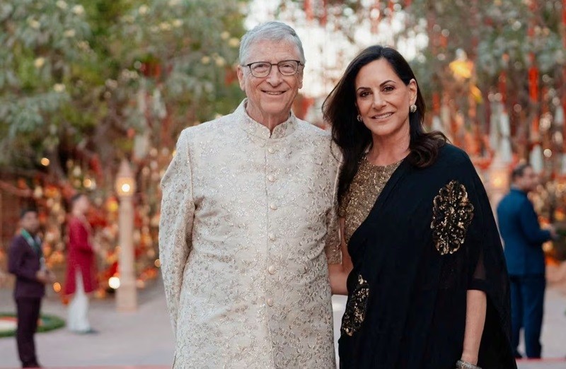 Tỷ phú Bill Gates bạn gái Paula Hurd tại Ấn Độ. (Ảnh: Reuters)