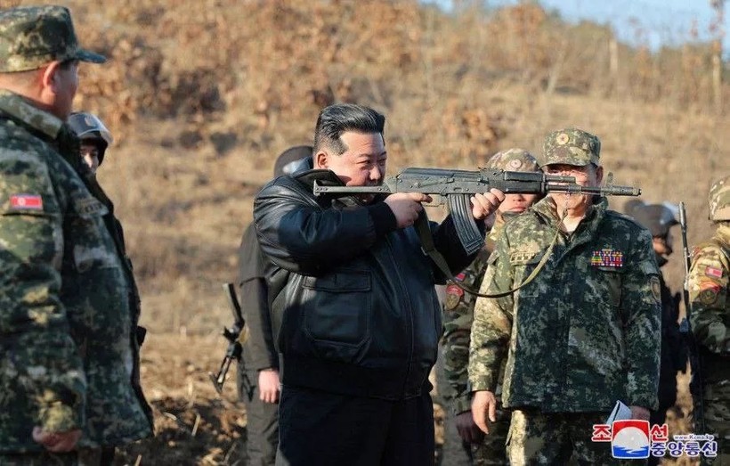 Ông Kim Jong Un thị sát quá trình huấn luyện của quân đội Triều Tiên.