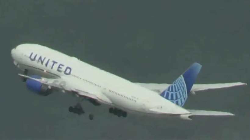 Boeing 777 bị rơi lốp
