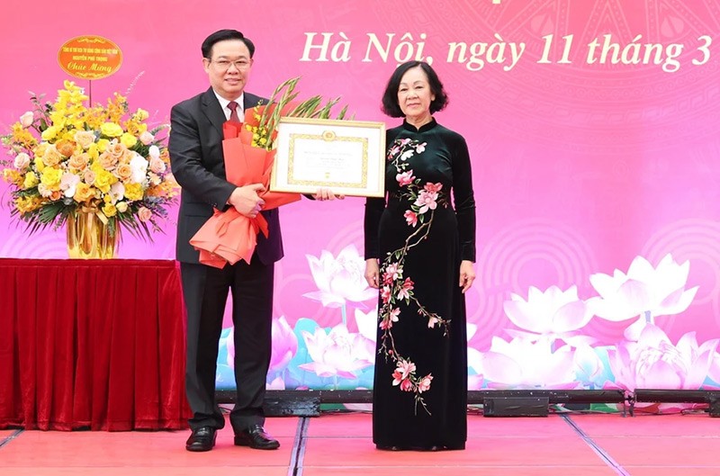 Chủ tịch Quốc hội Vương Đình Huệ đón nhận Huy hiệu 40 năm tuổi Đảng