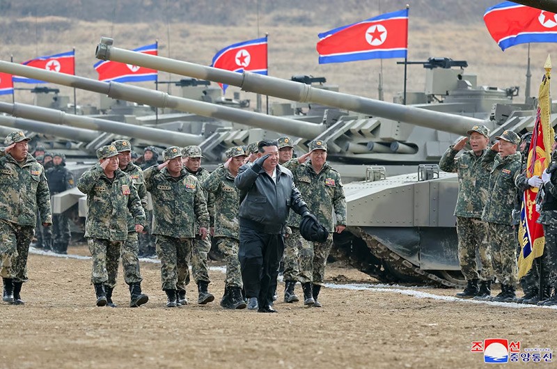 Chùm ảnh ông Kim Jong un lái xe tăng chiến đấu mới