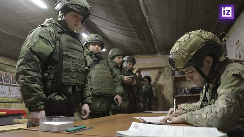 Quân nhân Nga bỏ phiếu bầu tổng thống.