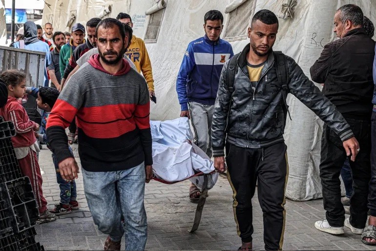 Thi thể của các nạn nhân thiệt mạng trong cuộc không kích của Israel vào một tòa nhà tại Bệnh viện al-Najjar ở Rafah, miền nam Gaza ngày 20/3 (Ảnh: Said Khatib/AFP)