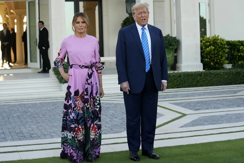Ông Trump và vợ đến sự kiện gây quỹ ở Flordia.