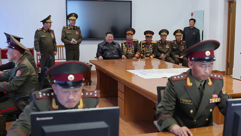 Lãnh đạo Triều Tiên Kim Jong Un (ở giữa, phía sau) thăm Đại học Quân sự và Chính trị Kim Jong Il ở phía tây Bình Nhưỡng. (Ảnh: AFP)