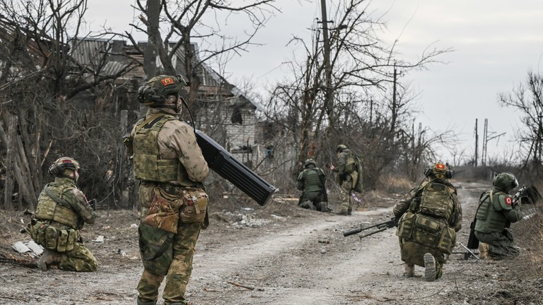 Quân nhân Nga kiểm tra một khu vực chứa thiết bị nổ ở Avdeevka, DPR, ngày 6/3. (Ảnh: Sputnik / Stanislav Krasilnikov)