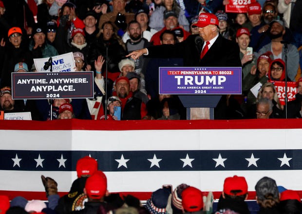 Cựu Tổng thống Trump kêu gọi Tổng thống Biden tranh luận với ông trong một cuộc vận động tranh cử ở Schnecksville, Pennsylvania, ngày 13/4. (Ảnh: Reuters)