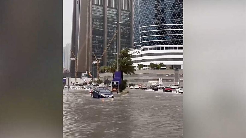 Ngập lụt trên đường phố Dubai