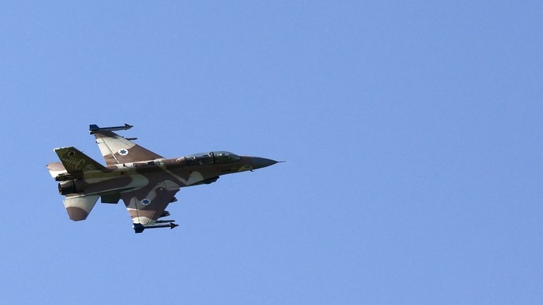 Một máy bay chiến đấu của Không quân Israel bay qua khu vực biên giới với nam Lebanon ngày 12/3. (Ảnh: AFP)