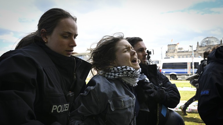 Cảnh sát Đức can thiệp vào người biểu tình ủng hộ Palestine ở Berlin. (Ảnh: Getty Images / Halil Sagirkaya; Anadolu)