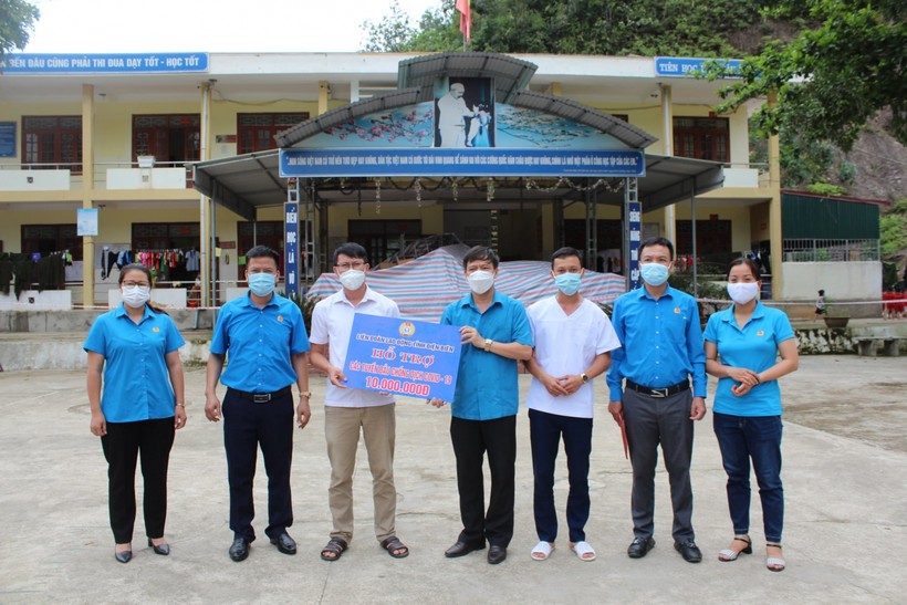 Đại diện LĐLĐ tỉnh Điện Biên tặng quà khu cách ly Trường THCS xã Mường Pồn (Ảnh LĐLĐ tỉnh Điện Biên).