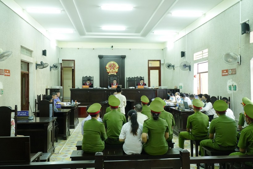 Toàn cảnh phiên phúc thẩm xét xử mẹ nữ sinh giao gà tại Điện Biên vừa bị hoãn.