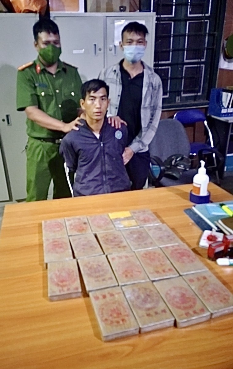 Lợi dụng đêm tối, thanh niên 9X đã vận chuyển 19 bánh heroin đi tiêu thụ, nhưng đã bị lực lượng chức năng đón lõng, bắt giữ. Ảnh: Thu Trang.