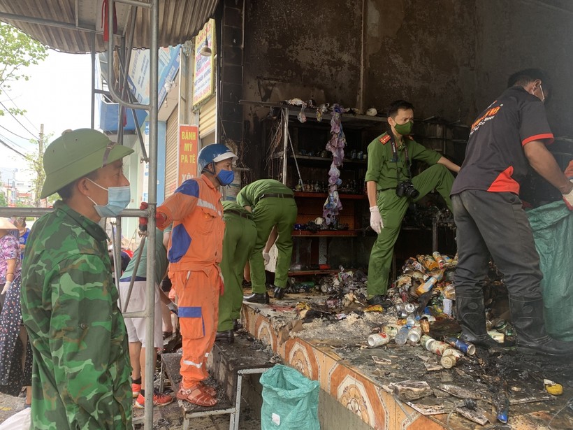 Lực lượng chức năng Điện Biên đã phải huy động 5 xe chuyên dụng để dập tắt đám cháy xảy ra trong đêm.