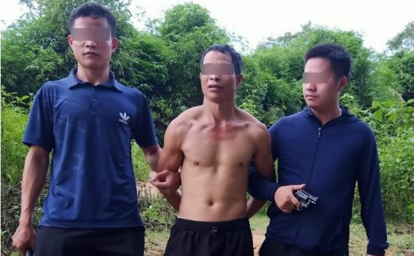 Lực lượng Công an huyện Điện Biên Đông (Điện Biên) bắt giữ đối tượng bị truy nã toàn quốc sau hơn 2 tháng lẩn trốn. Ảnh: Trường Long.
