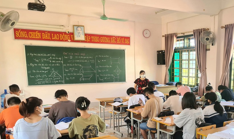 Cô giáo Trần Thị Thanh Thủy luôn tâm niệm phải “tự thay đổi” để học trò yêu môn học. Ảnh: NVCC.