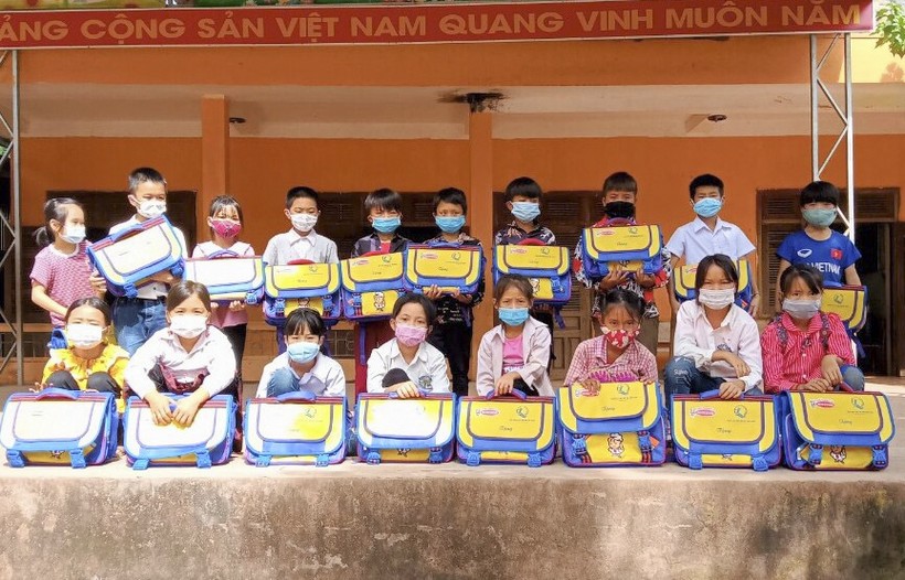 150 suất quà và học bổng tiếp sức đến trường đã được trao tận tay học sinh vùng khó Điện Biên.