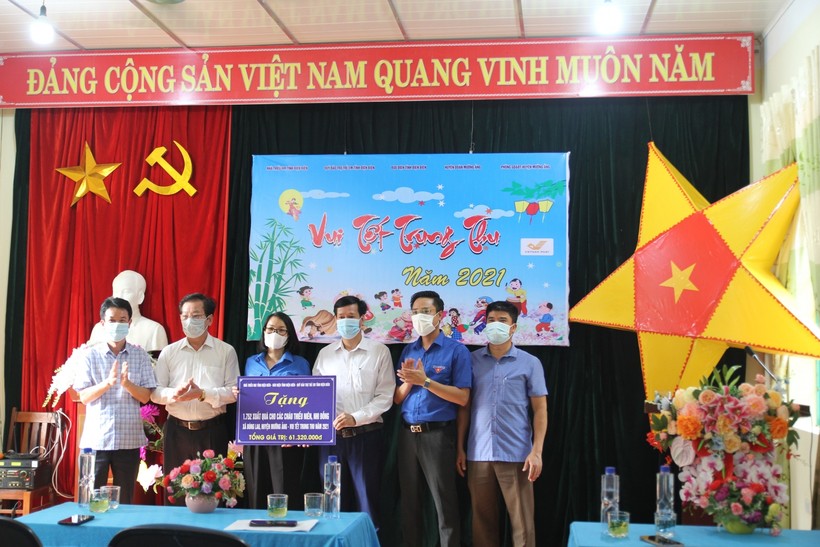 Đại diện Nhà thiếu nhi, Quỹ Bảo trợ trẻ em và Bưu điện tỉnh Điện Biên trao quà trung thu cho hiệu trưởng 3 trường tại xã Búng Lao.