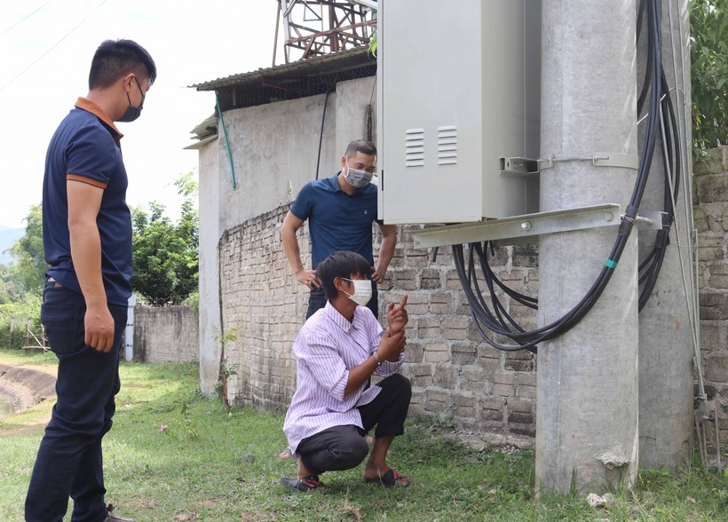 Đối tượng gây ra hàng loạt vụ trộm cắp dây cáp điện bị lực lượng công an Điện Biên phát hiện, bắt giữ sau gần 48 giờ nhận tin báo. Ảnh: Trường Long.