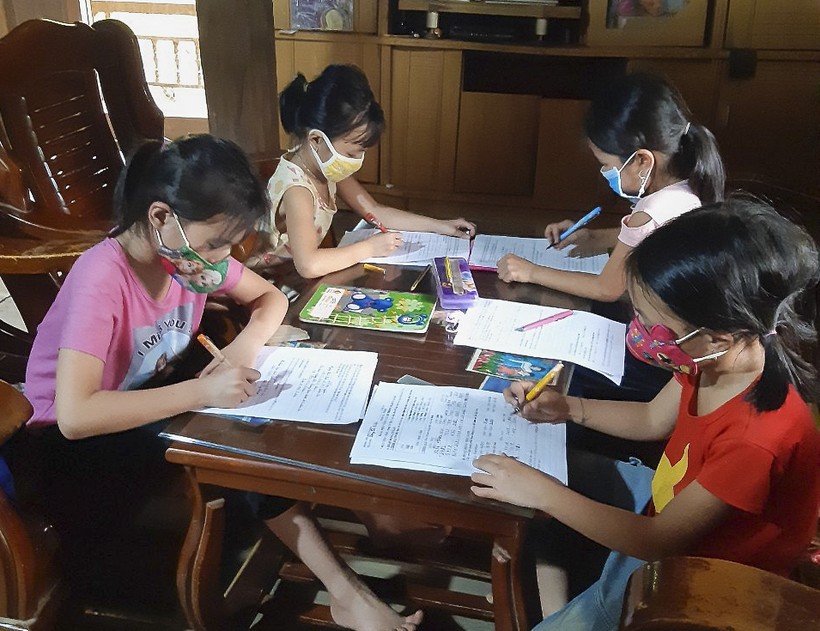 Các thầy, cô ở Điện Biên nhận phần khó để giảm “áp lực” học trực tuyến cho trò.