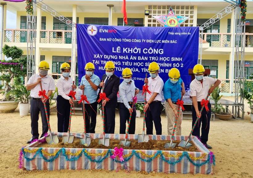 PC Điện Biên khởi công xây dựng nhà ăn bán trú học sinh tại huyện Tủa Chùa. Ảnh Lữ Hà.
