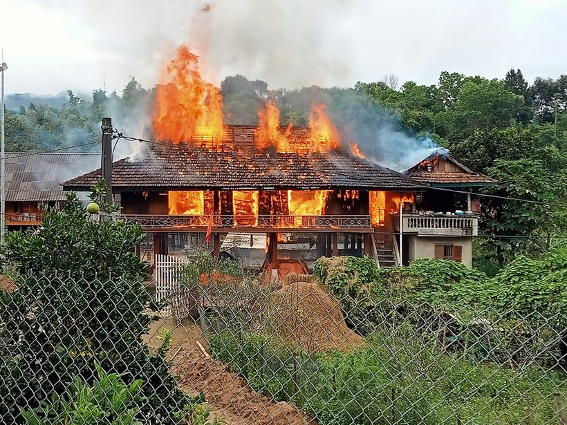 “Bà hỏa” thiêu rụi toàn bộ căn nhà sàn trị giá gần 800 triệu đồng của một thầy giáo ở Điện Biên. Ảnh NDCC.