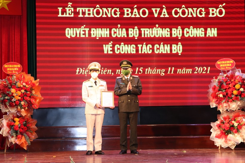 Đại tướng Tô Lâm, Ủy viên Bộ Chính trị, Bộ trưởng Bộ Công an trao quyết định cho Đại tá Ngô Thanh Bình.