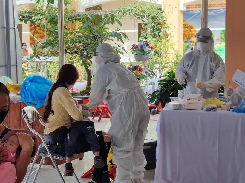 Lực lượng y tế lấy mẫu xét nghiệm đối với giáo viên, học sinh các trường học trên địa bàn thành phố Điện Biên Phủ.