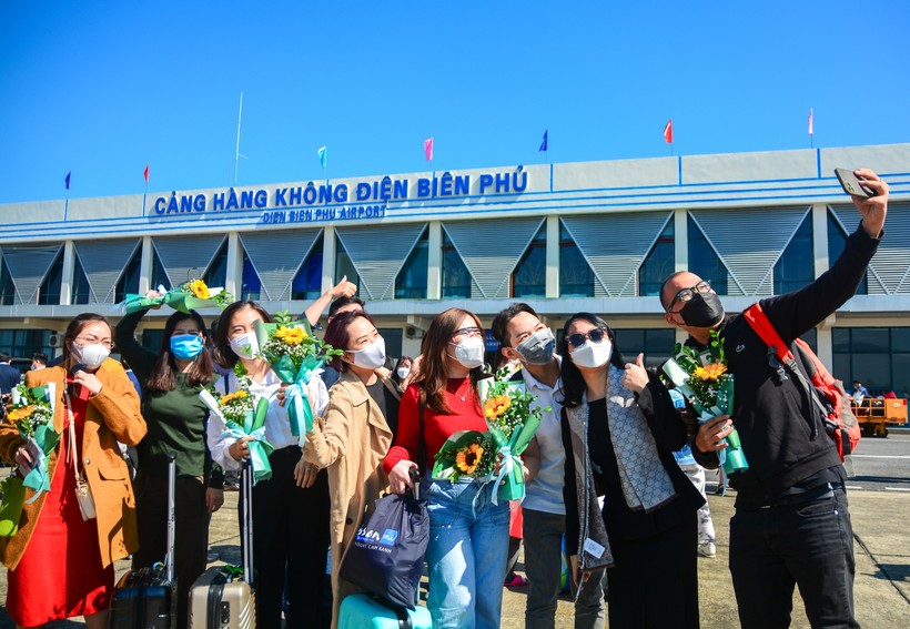 Những vị khách đầu tiên trên chuyến bay thẳng TP.Hồ Chí Minh - Điện Biên có mặt tại Cảng hàng không Điện Biên Phủ. Ảnh: Mai Giáp.