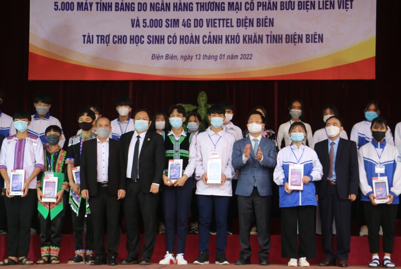 Đại diện lãnh đạo tỉnh Điện Biên và nhà tài trợ trao máy tính bảng cho học sinh khó khăn. 