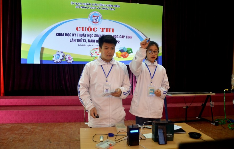 Học sinh Trường THPT thành phố Điện Biên Phủ thuyết trình Dự án “Thiết bị cảnh báo nồng độ cồn trên xe ô tô”.