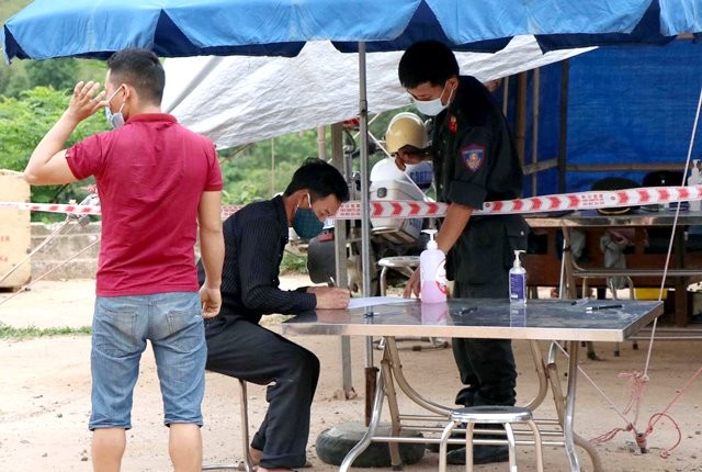 Người trên xe tải, xe cá nhân và phương tiện khác đến/về Điện Biên sẽ thực hiện khai báo y tế tại trạm bổ sung dưới chân đèo Pha Đin. Ảnh minh họa.